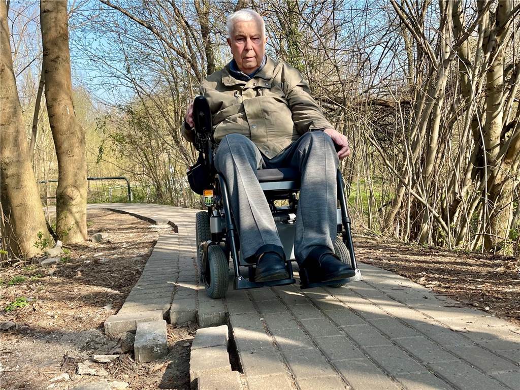 Weg löst sich auf: Für Rollstuhlfahrer Viktor Heckeler ist das gefährlich Viktor Heckeler braucht schon eine Menge Fingerspitzengefühl, um den elektrischen Rollstuhl auf dem Weg zu halten. Löst der sich weiter auf, hat der 77-Jährige keine Chance mehr, ihn zu nutzen.