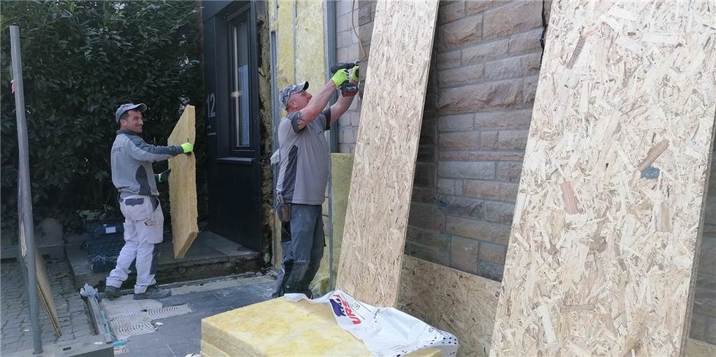 Das Sprengen eines Geldautomaten beschädigte die Fassade der ehemaligen Sparkassen-Filiale. Handwerker dichteten die Mauer, vor der der Vorbau stand, am Montag ab. Hinter der Wand leben Senioren, die die Explosion unmittelbar miterlebten.