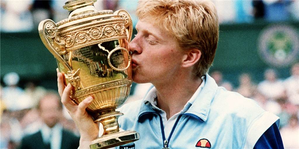 Der damals 18-jährige Tennisspieler Boris Becker aus Leimen küsst den Pokal, nachdem er zum zweiten Mal in Folge das Herren-Einzel-Finale in Wimbledon gewonnen hat. 