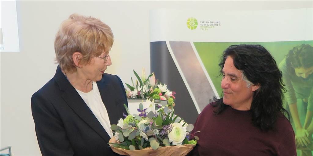 Schermbecker Künstlergruppe bekommt den Rheinlandtaler Als stellvertretende Vorsitzende der Landschaftsversammlung Rheinland überreichte Karin Schmitt-Promny dem Nebelhorn-Leiter Raúl Avellaneda den Rheinlandtaler.