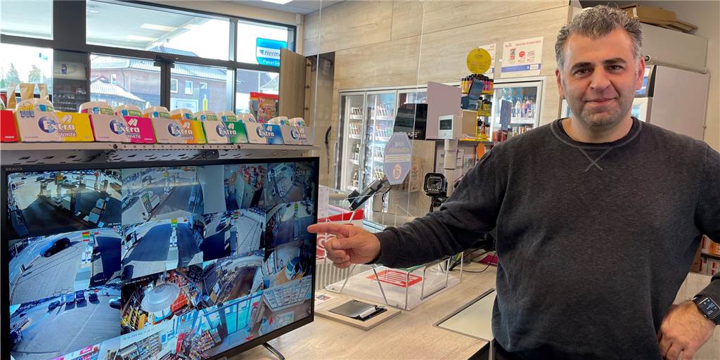 Mit Video: Tankstelle in Werne erlebt besonders dreisten Tankbetrug Daniel Atak zeigt auf einen Bildschirm