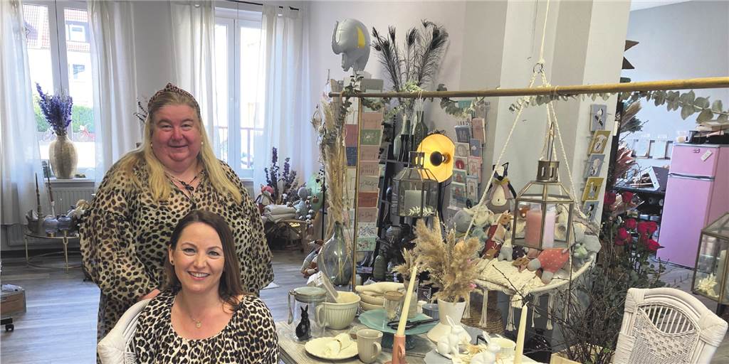 Ein Deko-Geschäft in Dorstens Altstadt erfüllt Träume von Brautpaaren Silke Bauroth (hinten) und ihre Mitarbeiterin Anja Schulz im Laden von "Silk and Magnolia" an der Ursulastraße.