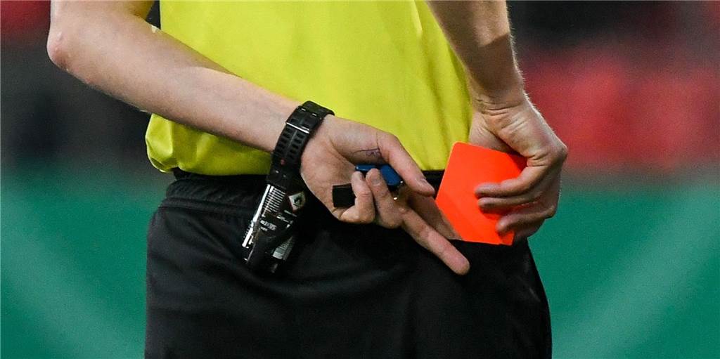 Nach Nazi-Spruch: Kreisliga-Spieler fast eine ganze Saison gesperrt – Klub geht gegen Urteil vor In der Kreisliga so ein Amateurfußballer den Schiedsrichter mit einem Nazi-Spruch beleidigt haben. Die Strafe dafür fiel jetzt überaus hoch aus.