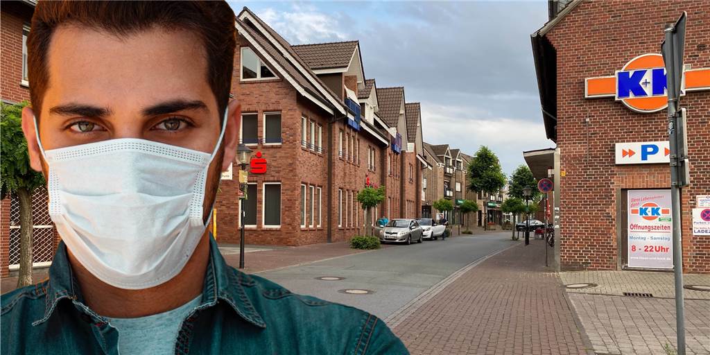 Ein Mann trägt eine Maske.