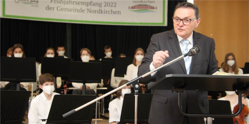 1000 Jahre Nordkirchen: Feierstunde dauert fünf Minuten im Video Bürgermeister Dietmar Bergmann am Rednerpult in der Aula der Gesamtschule. Er freut sich, dass der Frühjahrsempfang trotz der Pandemie stattfinden konnte.