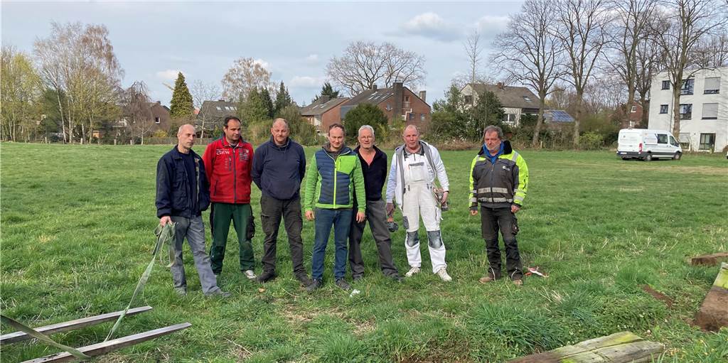 Ein Wolfsabwehrzaun soll die Schützenwiese in Dorsten-Hardt sichern Freiwillige Helfer des Allgemeinen Bürgerschützenvereins Dorsten-Hardt auf der Festwiese an der Gahlener Straße.