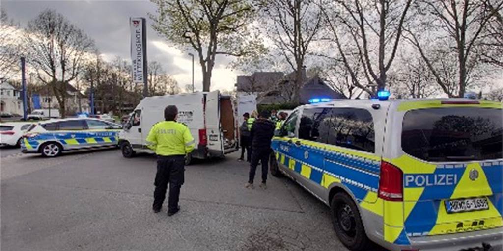 Firmenchef aus Unna verfolgt Metalldiebe bis Dortmund – an B1 greift Polizei zu Endstation B1 in Dortmund: Nach einer Verfolgungsjagd ab Unna durch einen Firmenchef stellte die Polizei Metalldiebe auf einem Parkplatz.