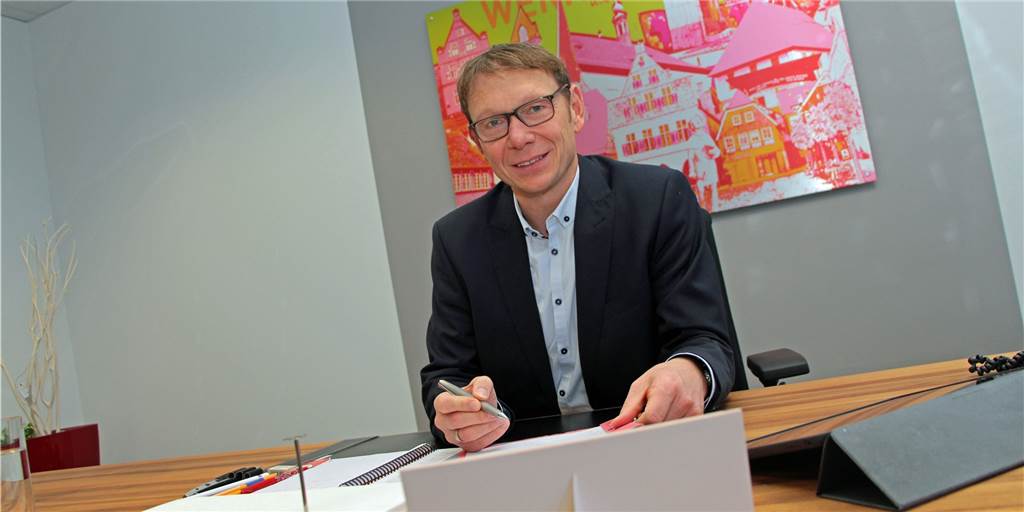 Haushalt 2022 für Werne mehrheitlich verabschiedet - aber eine Partei stimmt dagegen Lothar Christ, Bürgermeister von Werne, sitzt am Schreibtisch.