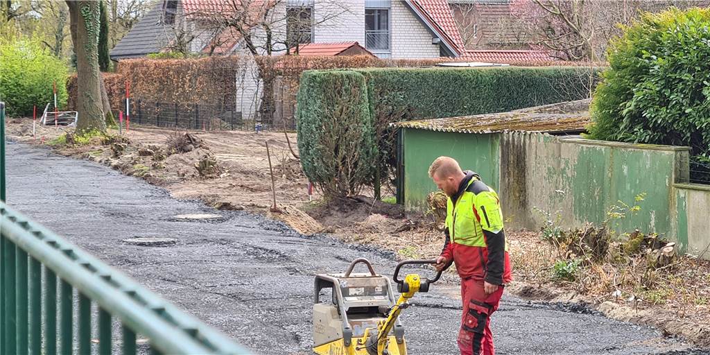 Noch zu haben: Hier entstehen in Heek zeitnah vier Baugrundstücke Derzeit wird die Baustraße angelegt. Zeitnah kommen die angrenzenden vier Baugrundstücke auf den Markt.