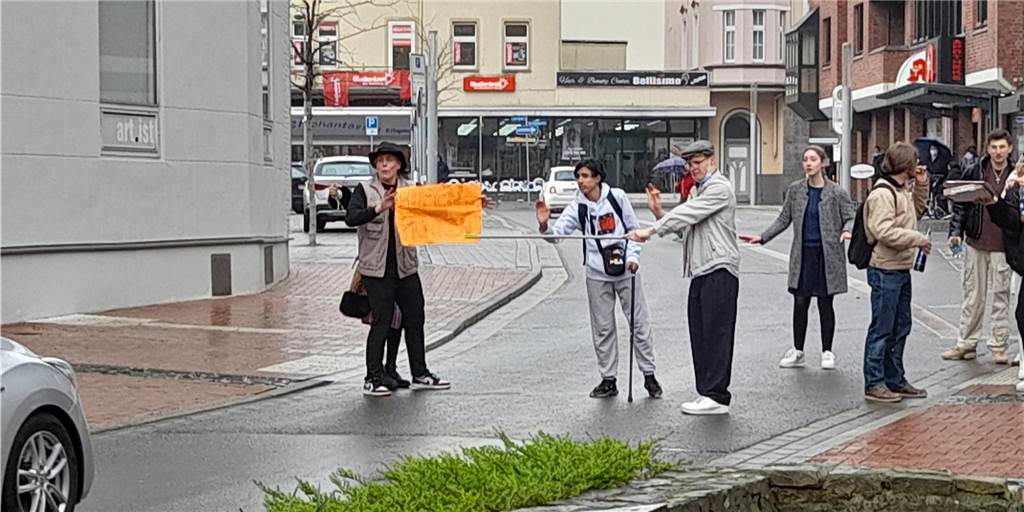 Die Abiturienten hielten den Verkehr zwischenzeitlich kurzfristig auf.