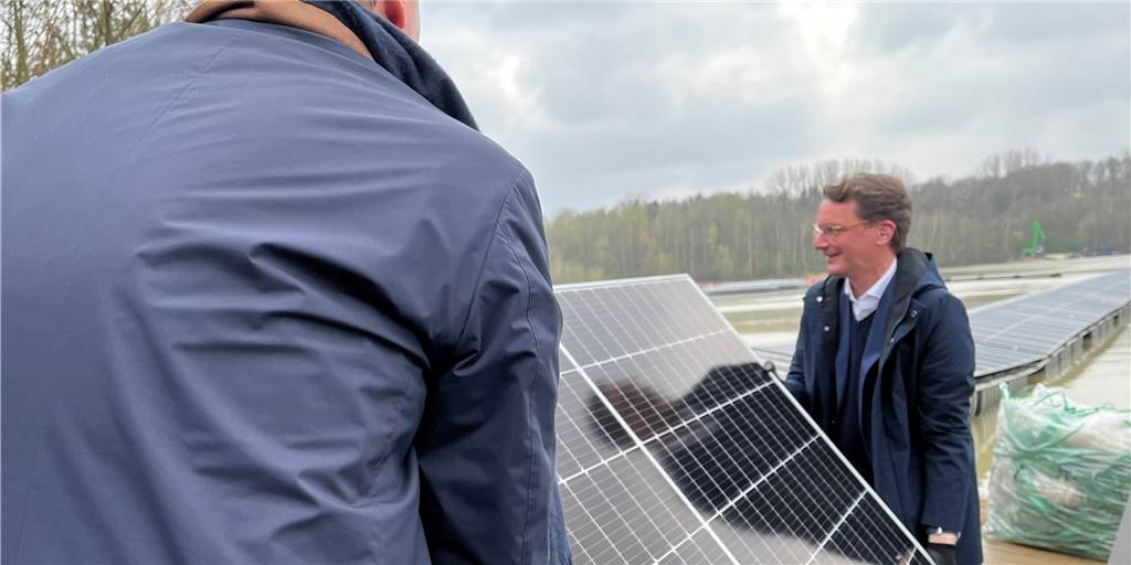 Hendrik Wüst packt bei riesiger Silbersee-Solaranlage in Haltern mit an Hendrik Wüst packt ein Solarpanel an.