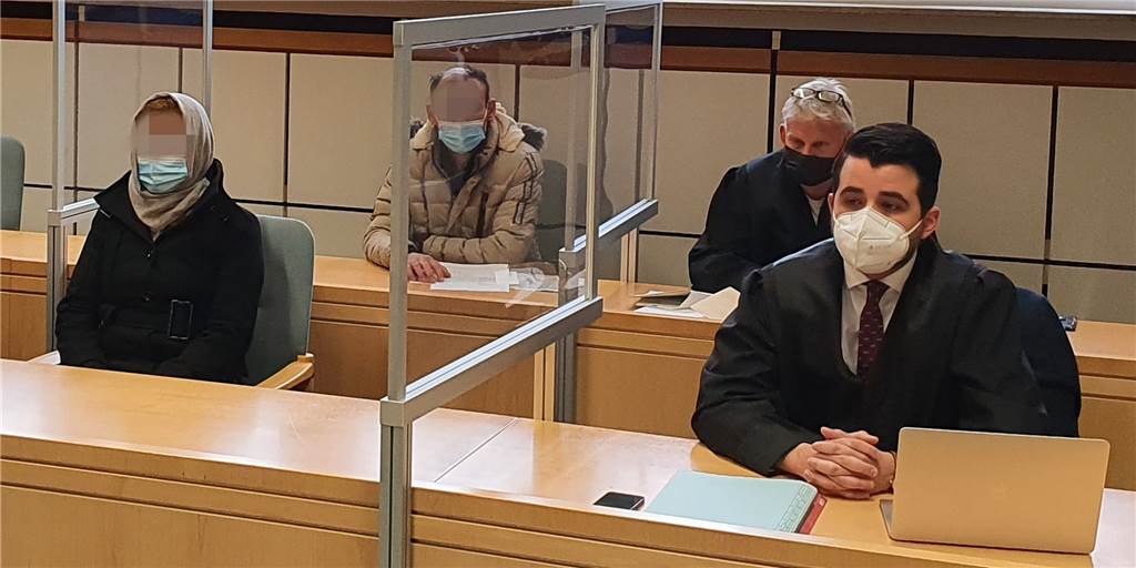 Mutter quält Vierjährigen: „Mama, was hast Du getan?“ Das Foto zeigt Mutter und Vater neben ihren Verteidigern Florian Diedrich (vorne) und Sven Tessling.