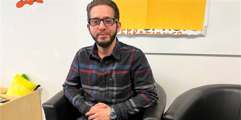 Tarek kam aus Syrien, jetzt hilft er Geflüchteten aus der Ukraine Tarek kam aus Syrien, jetzt hilft er Geflüchteten aus der Ukraine
