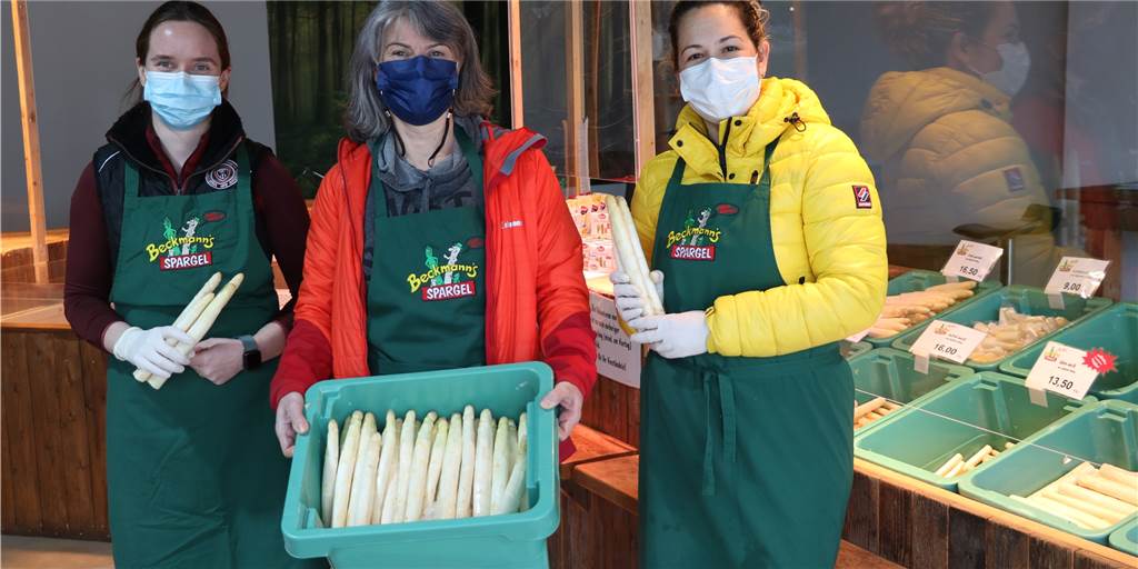 Die Spargelsaison in Kirchhellen hat endlich begonnen Michelle Mischke, Hofinhaberin Katrin Beckmann und Yadira Muñoz freuen sich zum Saisonbeginn über gefüllte Spargelkisten im Hofladen an der Rentforter Straße 79.