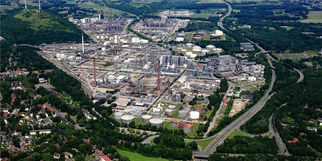 Schadstoff-Deponie und Kunststoff-Recyclinganlage: „Das könnte unzumutbar sein“ Die BP-Raffinerie im Gelsenkirchener Stadtteil Scholven in direkter Nachbarschaft zum Dorstener Stadtteil Altendorf-Ulfkotte. Auf dem nördliche Gelände plant BP eine Kunststoff-Recyclinganlage.