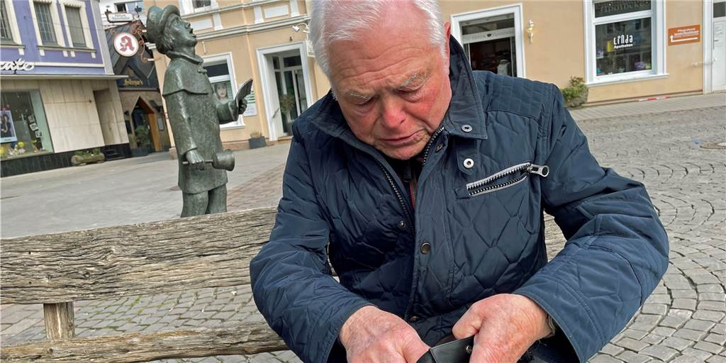 Erneute Wechselgeld-Betrügereien in Werne - dieses Mal auf einem Parkplatz Ein Mann zeigt mit seiner Geldbörse, wie er einem Trickbetrug in Werne aufgesessen ist.