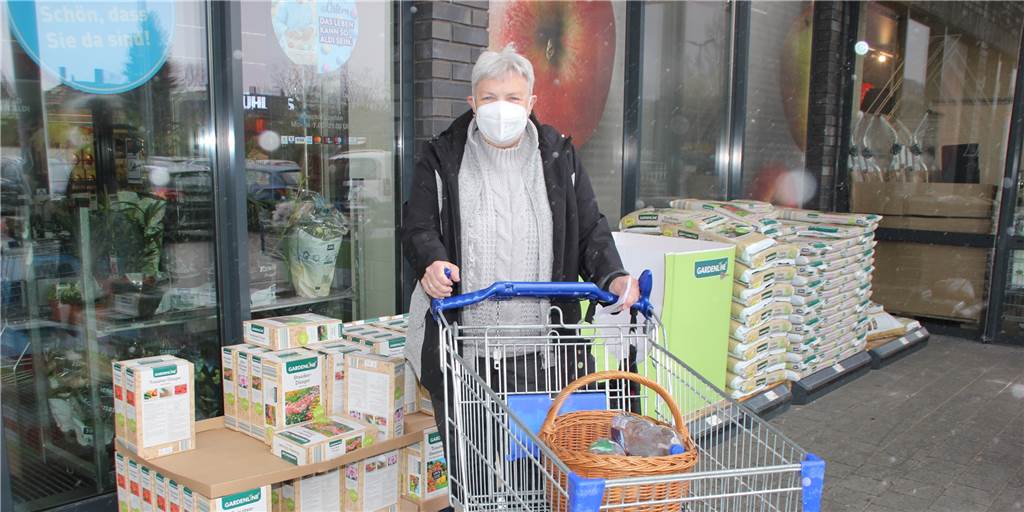Preiserhöhung bei Aldi: Elke Wurch sieht „für alle eine schwere Zeit“ Kundin Elke Wurch ging am Freitagmittag in der Brambauer ALDI-Filiale nochmals auf Einkaufstour, ehe am Montag die Lebensmittelpreise aufgrund des Ukraine-Krieges erhöht werden.