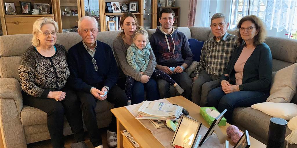Dorstener Ehepaar hat Flüchtlinge aus der Ukraine aufgenommen Die Flüchtlinge und ihre Gastgeber sitzen auf dem Sofa im Wohnzimmer von Familie Krasontovitsch