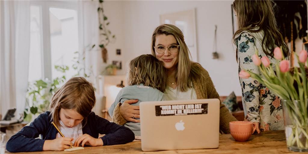Dreifach-Mutter zur aktuellen Lage: „Unberechenbarkeit unser neues Normal“ Die Journalistin Leonie Schulte ist Mutter von drei Kindern (13, 8 und 5).