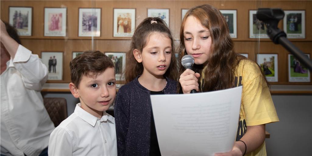 Acelya, Eftelya und Robin sangen für den Frieden. Ein berührendes Zeichen der Solidarität mit der Ukraine während der Friedensfeier in Bork.