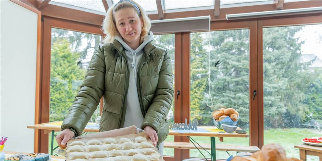 Ukrainische Geflüchtete erzählen von Flucht und kochen für ihre Helfer Ukrainerin Marina präsentiert die Teigtaschen „Wareniki“ beim Dankeschön-Essen für die Helfer aus Lünen.