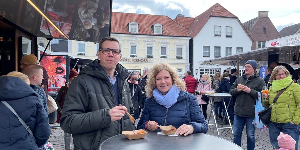 „Genussfrühling“ in Werne erinnert eher an einen Weihnachtsmarkt - und ist trotzdem gelungen Zwei Menschen essen