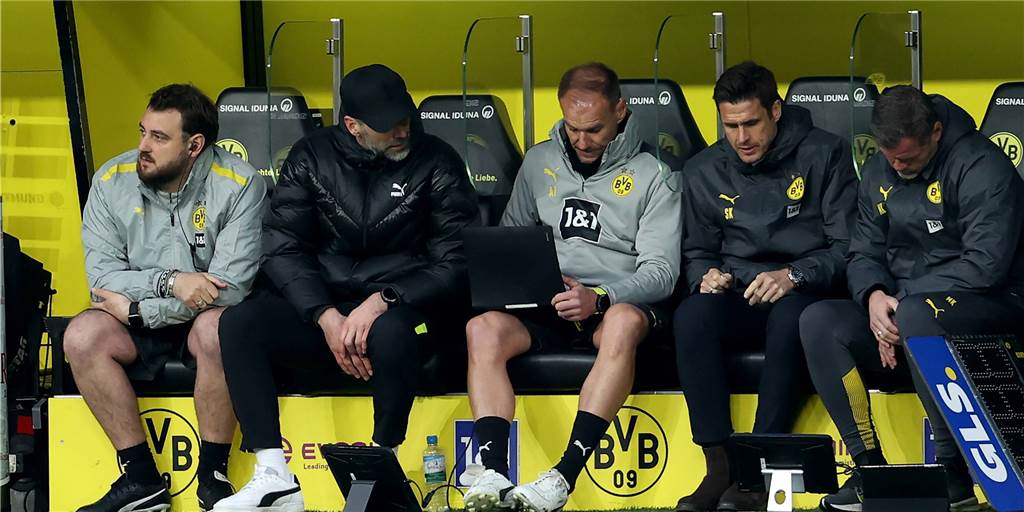BVB-Pleite gegen Leipzig sorgt für lange Gesichter – Veränderungen müssen her Marco Rose sitzt mit dem Trainerstab und Sebastian Kehl auf der Bank beim BVB-Heimspiel gegen RB Leipzig.