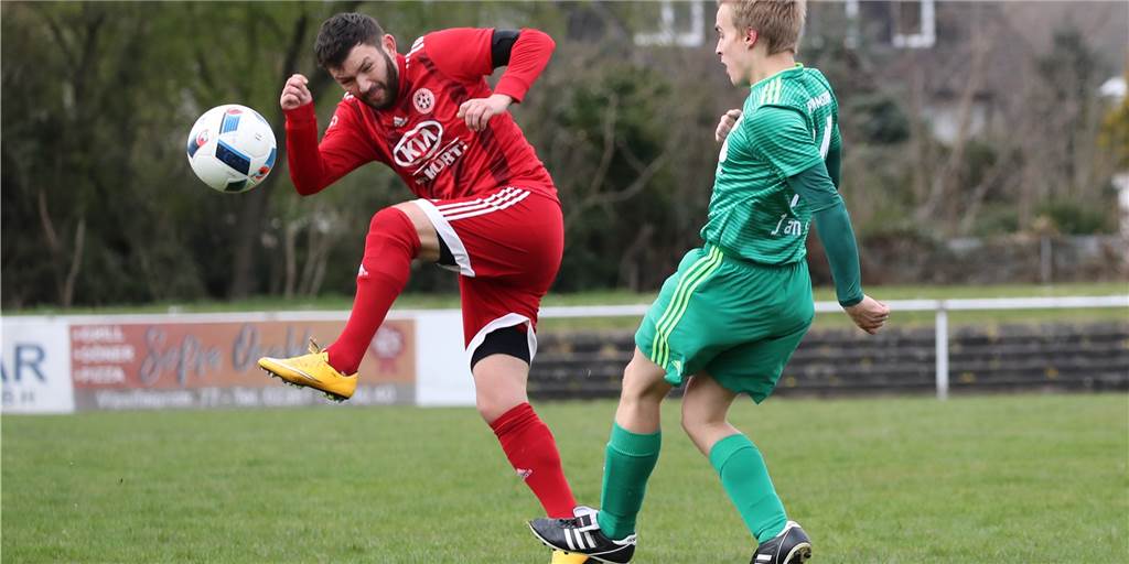 Lippramsdorf gewinnt dank eines Doppelpacks - Handicap für beide Teams In diesem Duell blieb Genclikspors Hakan Cayirli gegen Lippramsdorfs Justus Jansen (r.) Sieger - am Ende konnte sich aber Letzterer über drei Punkte freuen.