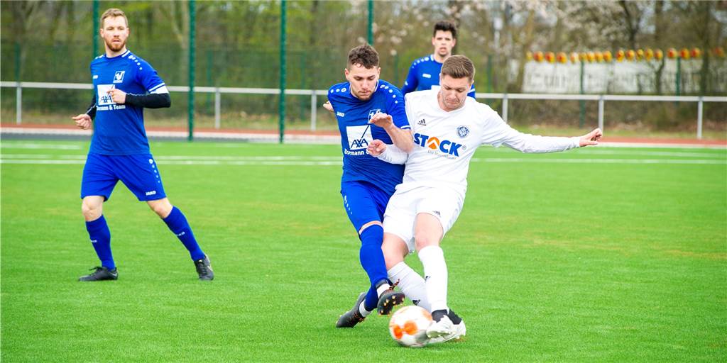 Sythen gewinnt Derby gegen ETuS - „Wir sind schuld, dass wir verloren haben“ Zweikämpfe gab es im Derby zwischen dem TuS Sythen und dem ETuS Haltern reichlich - hier kämpfen Janik Tönnes (l.) und Malte Powierski um den Ball.