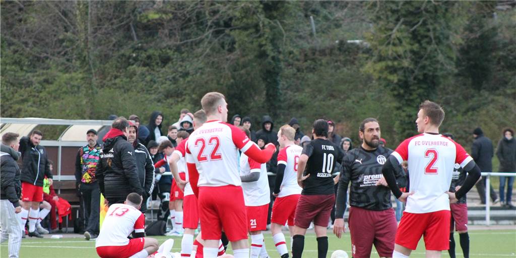 Zwei grundverschiedene Hälften: Overberge zittert sich zum Derbysieg gegen TuRa (Spielanalyse) Zwei grundverschiedene Hälften: Overberge zittert sich zum Derbysieg gegen TuRa (Spielanalyse)