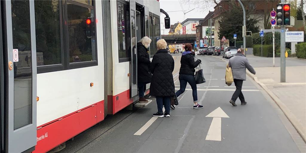 Gegen Park-Chaos und Gefahren: Hellweg von Körne bis Wambel soll umgebaut werden Diese Situation, dass Stadtbahnfahrgäste nicht barrierefrei über die Straße laufen müssen, um in die Bahn oder von dort weg zu gelangen, soll bald der Vergangenheit angehören. Unser Beispiel zeigt die Haltestelle Juchostraße in Wambel