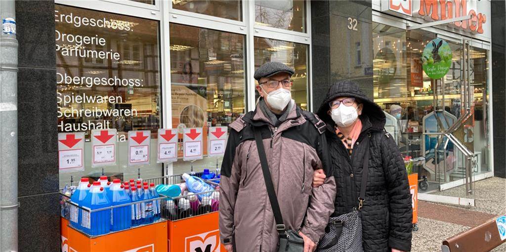 Ein Mann und eine Frau stehen vor der Drogerie Müller in der Dattelner Fußgängerzone. Sie hätten dort ohne Maske einkaufen können - behielten den Mundschutz aber, wie viele Kunden, lieber auf. 