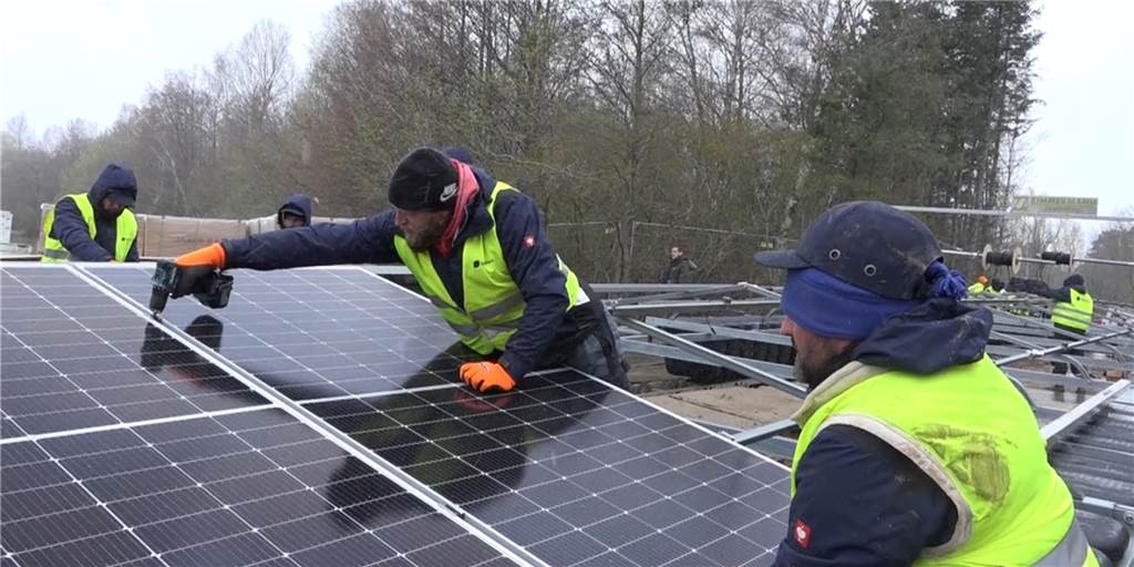 Im Video: So werden die Solarmodule auf den Silbersee III gezogen Die Bauarbeiten für die schwimmende Photovoltaik-Anlage auf dem Silbersee III laufen auch im Schnee weiter.
