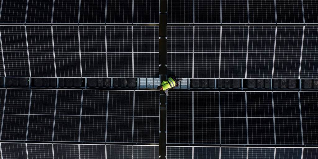 Ein Viertel geschafft: Ein Blick auf die Silbersee-Solaranlage in Haltern Deutschlands größte schwimmende Solaranlage von oben.