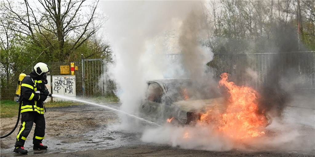 Auto brannte komplett aus - Polizei ermittelt (mit Video) Das Auto brannte trotz schnellen Eingreifens der Feuerwehr am Hammer Weg komplett aus.