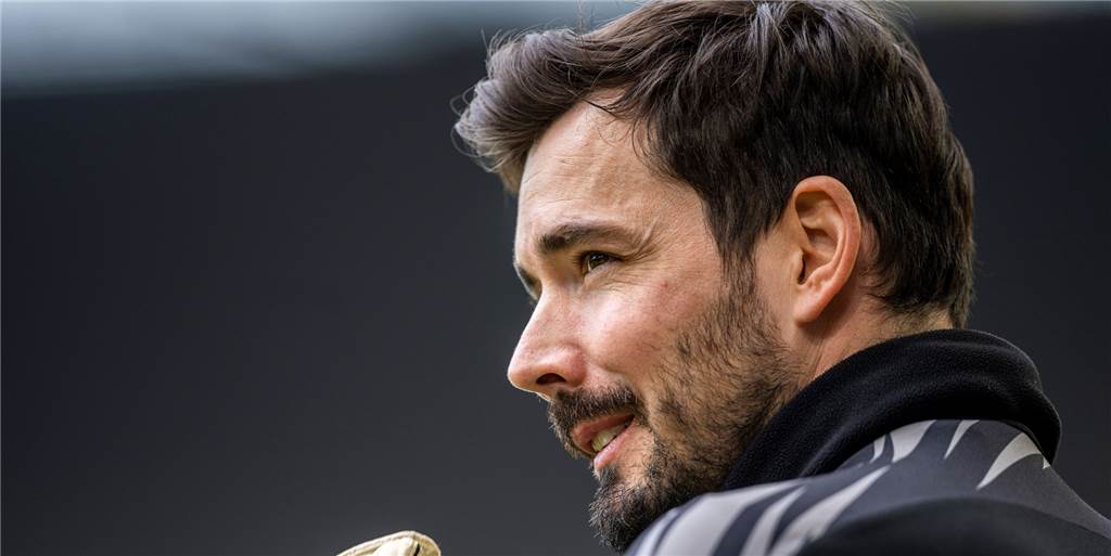 BVB-Torwart Roman Bürki im Exklusiv-Interview: „Das würde mich kaputt machen“ BVB-Keeper Roman Bürki schaut nach links und richtet seinen Torwarthandschuh.