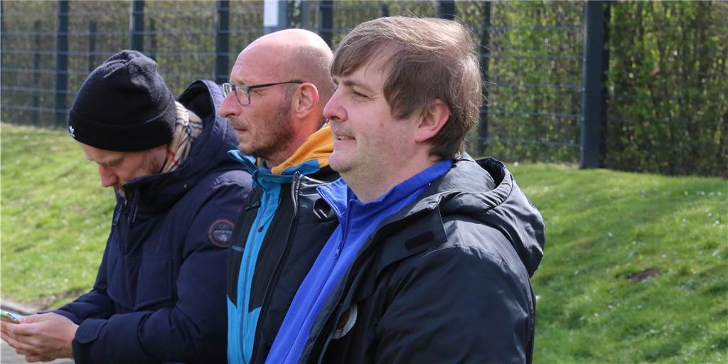 BSV-Heeren-Abgang freut sich bei neuem Verein auf Ex-BVB-Star: „Hoffe, einiges von ihm zu lernen“ Heerens Trainer Christoph Golombek (r.) und der Sportliche Leiter Michael Menne (m.) müssen nun nach einem Ersatz auf der Innenverteidiger-Position suchen.