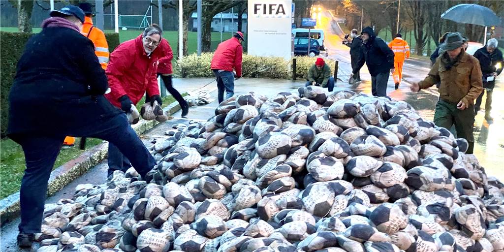 Tausende Sandbälle vor FIFA-Zentrale in Zürich - Dortmunder halfen mit