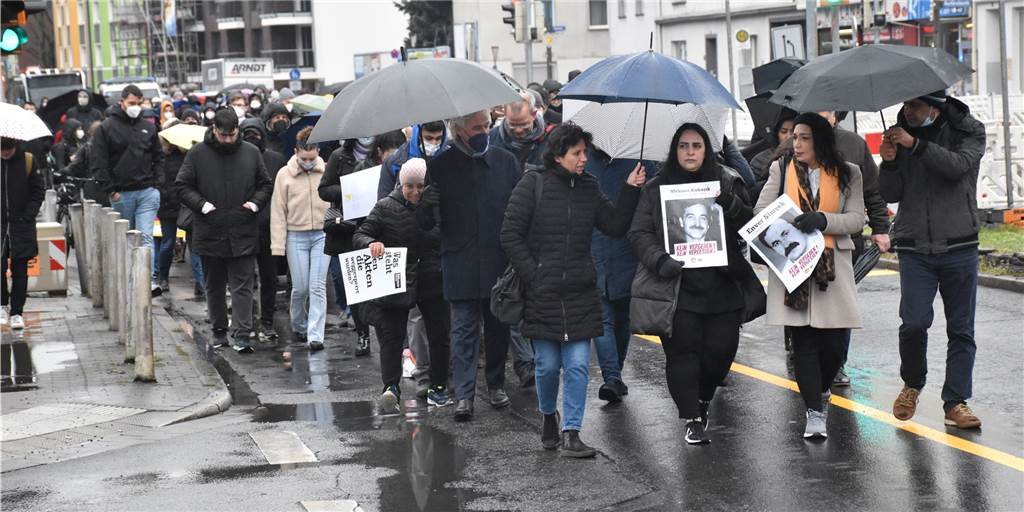200 Menschen gedenken Mehmet Kubaşıks und anderer Opfer rechter Gewalt Rund 200 Menschen sind zum Gedenken mit Semiya Şimşek und Gamze Kubaşık (vorne v.r.) durch die Nordstadt gelaufen.