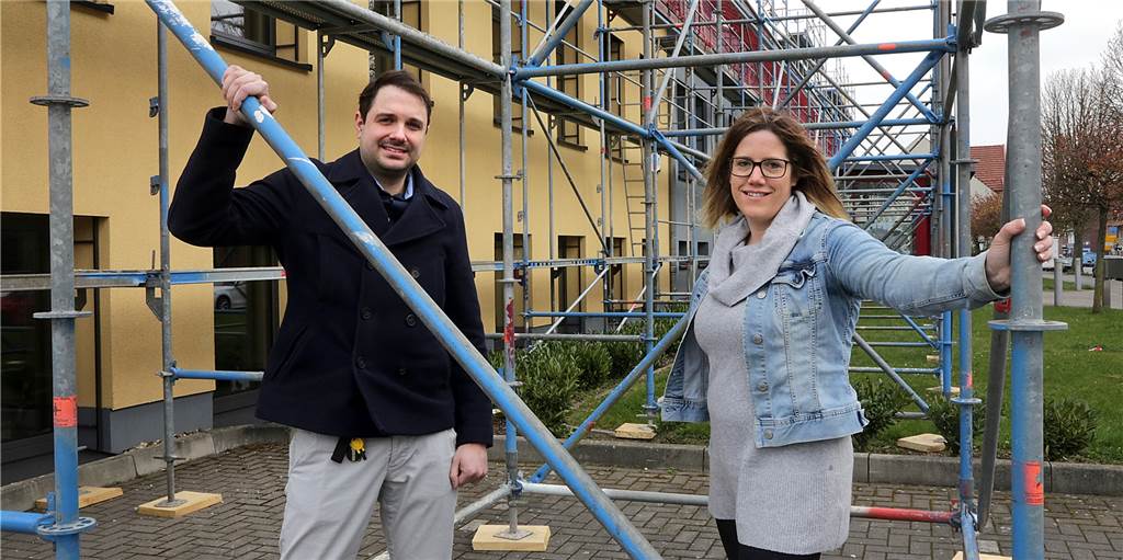 Wieder eingerüstet: Was passiert am Halterner Berufskolleg? Kathrin Ollas, Dependance-Leiterin am Hans-Böckler-Berufskolleg in Haltern, und Baukoordinator Rafael Kocjan, technischer Koordinator beim Kreis Recklinghausen im Gerüst für den Aufbau der Photovoltaik-Anlage.
