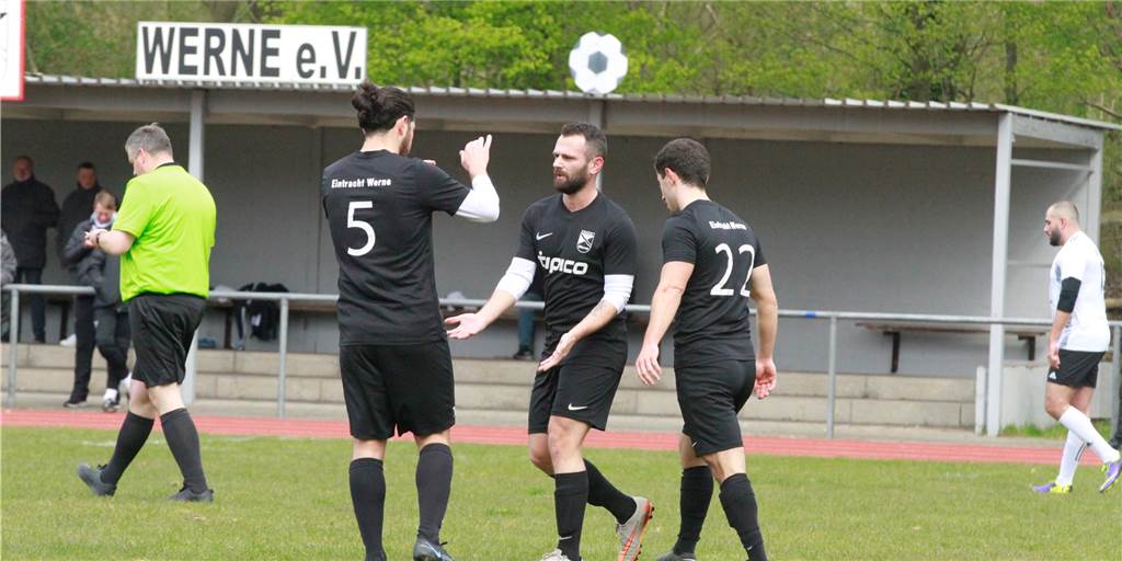 Abdullah Sahin (M.) ist aktuell mit Abstand der beste Torjäger in Werne und Herbern.