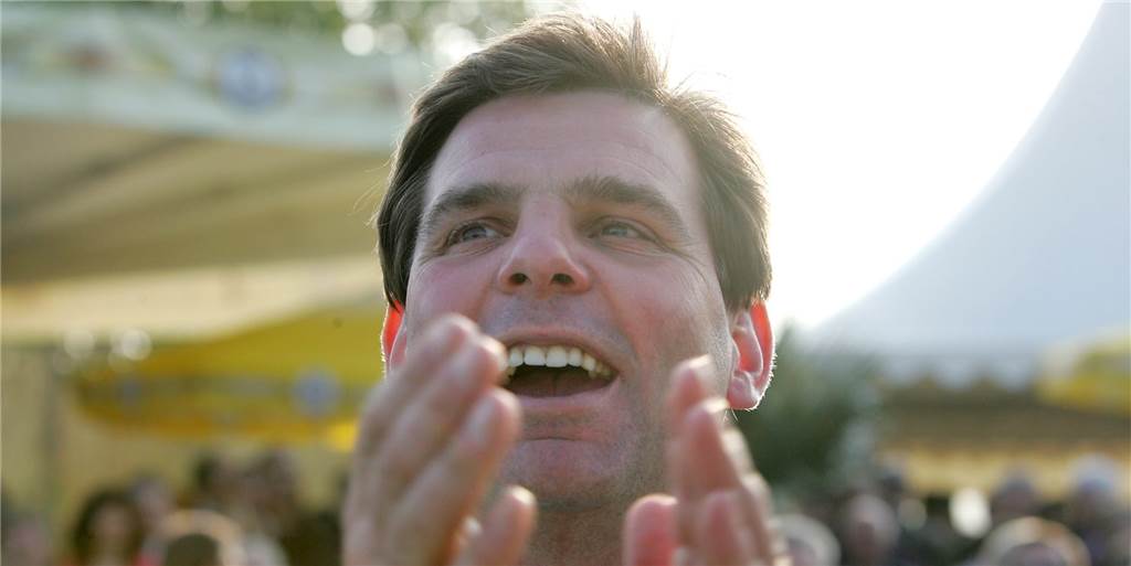 Lenklarer Reitertage: Lutz Gripshöver freut sich auf das „Gesellschaftliche Highlight“ Lutz Gripshöver, Turnierleiter der Lenklarer Reitertage, hat wie auf dem Foto von 2009 wieder Grund zur Freude. Nach zwei Corona-bedingten Absagen findet das Turnier auf der Reitanlage der Familie Gripshöver vom 7. April bis zum 18. April. endlich wieder statt.