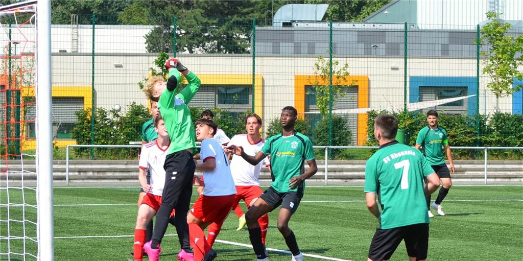 Zuvor kurz bewusstlos: Keeper trifft mit Gehirnerschütterung in der 97. Minute Eigentlich ist es die Aufgabe von Maxim Leon Wachowiak, das Tor der U19 des VfB Hüls sauber zu halten. Gegen Mendgede erzielte der Keeper aber weit in der Nachspielzeit noch den umjubelten Ausgleichstreffer.