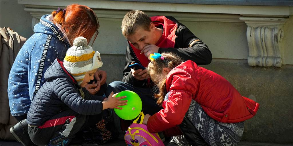 Keine Kita-Plätze für Flüchtlingskinder aus der Ukraine in Dorsten Flüchtlingskinder aus der Ukraine sitzen auf dem Boden und spielen mit einem Luftballon.