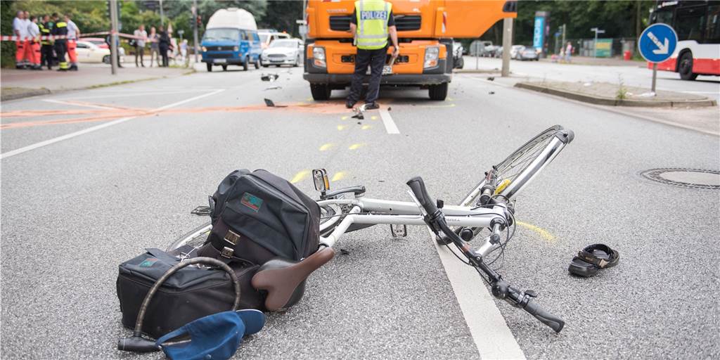 Radfahrer in Dorsten verunglücken häufiger: Verletztenzahl gestiegen Ein Fahrrad liegt nach einem Unfall auf der Straße.