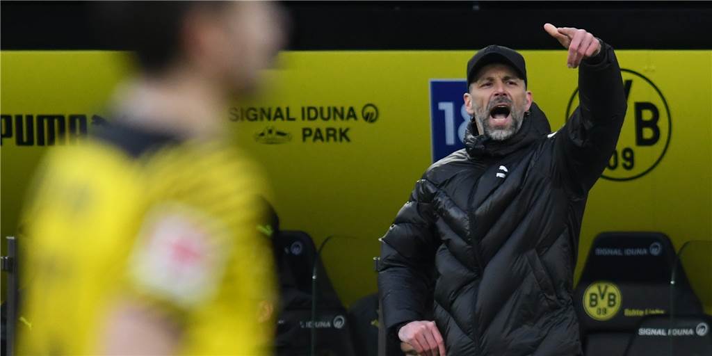 Dreierkette, Viererkette – Fehlerkette: Beim BVB funktioniert gerade wenig BVB-Trainer Marco Rose gestikuliert.