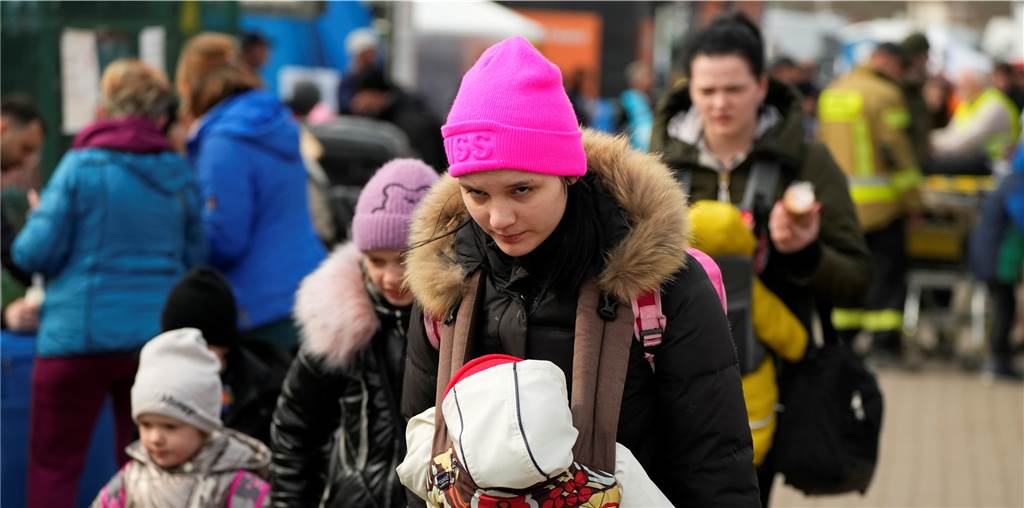 Ukrainische Geflüchtete in Dortmund: Probleme bei der Registrierung drohen Weil vor allem Frauen und Kinder unter den ukrainischen Flüchtlingen sind, hofft die Stadt Dortmund, nicht viel Überzeugungsarbeit für die Registrierung leisten zu müssen.