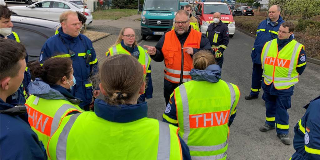 Englische Fliegerbombe musste in Matsch und Wasser entschärft werden Dieter Gerth, Bomben-Experte beim Ordnungsamt (orangene Weste) mit Einsatzkräften des THW am Einsatzort, wo die Bombe entschärft wurde.