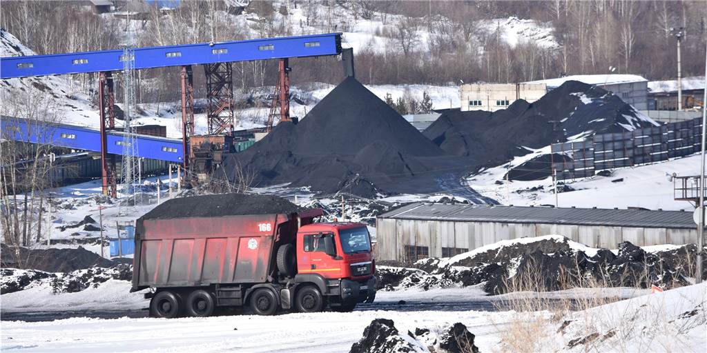 Was ein Importstopp russischer Kohle für Deutschland bedeuten würde Lastwagen transportieren Kohle bei Nowokusnezk in Sibirien.