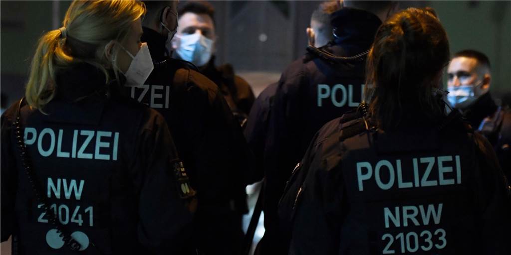 Große Neonazi-Razzia: Durchsuchung auch in Dortmund Polizisten haben am Mittwoch bundesweit viele Wohnungen durchsucht - auch eine in Dortmund. Hier handelt es sich um ein Symbolbild.
